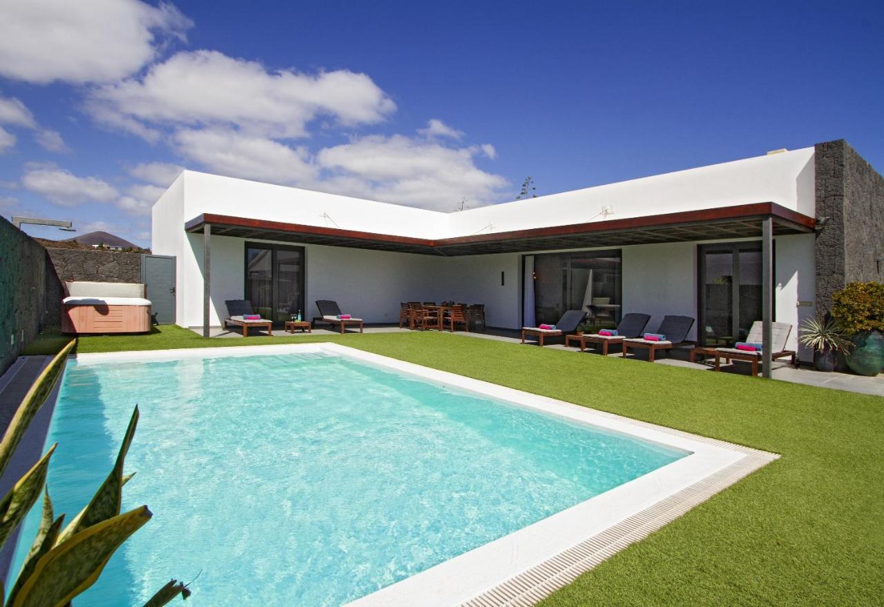 Villa Los Mojones: Luxury Retreat with Heated Pool near Old Town Tias Exterior photo