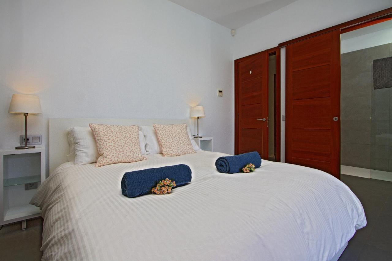 Villa Los Mojones: Luxury Retreat with Heated Pool near Old Town Tias Exterior photo
