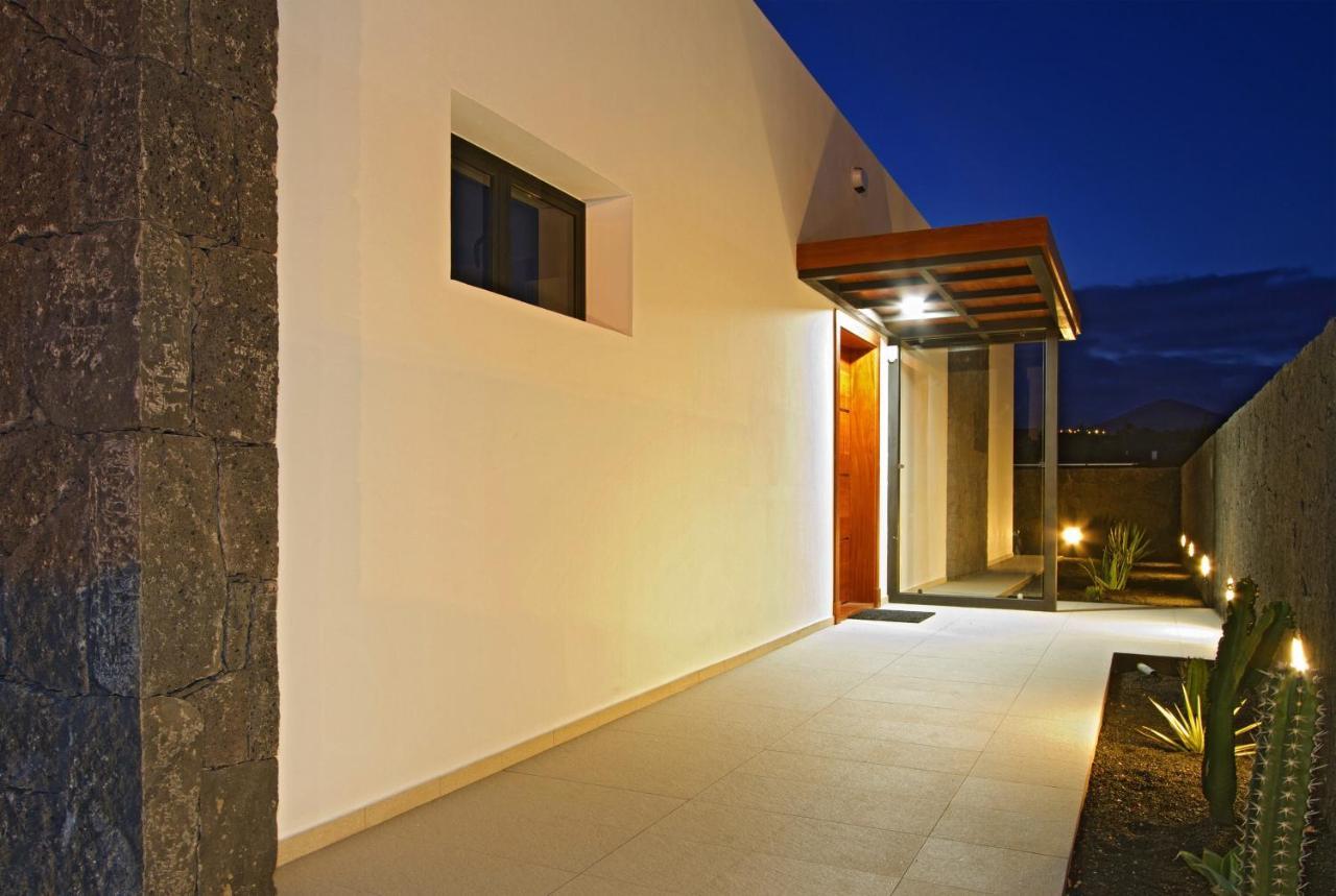 Villa Los Mojones: Luxury Retreat with Heated Pool near Old Town Tias Exterior photo