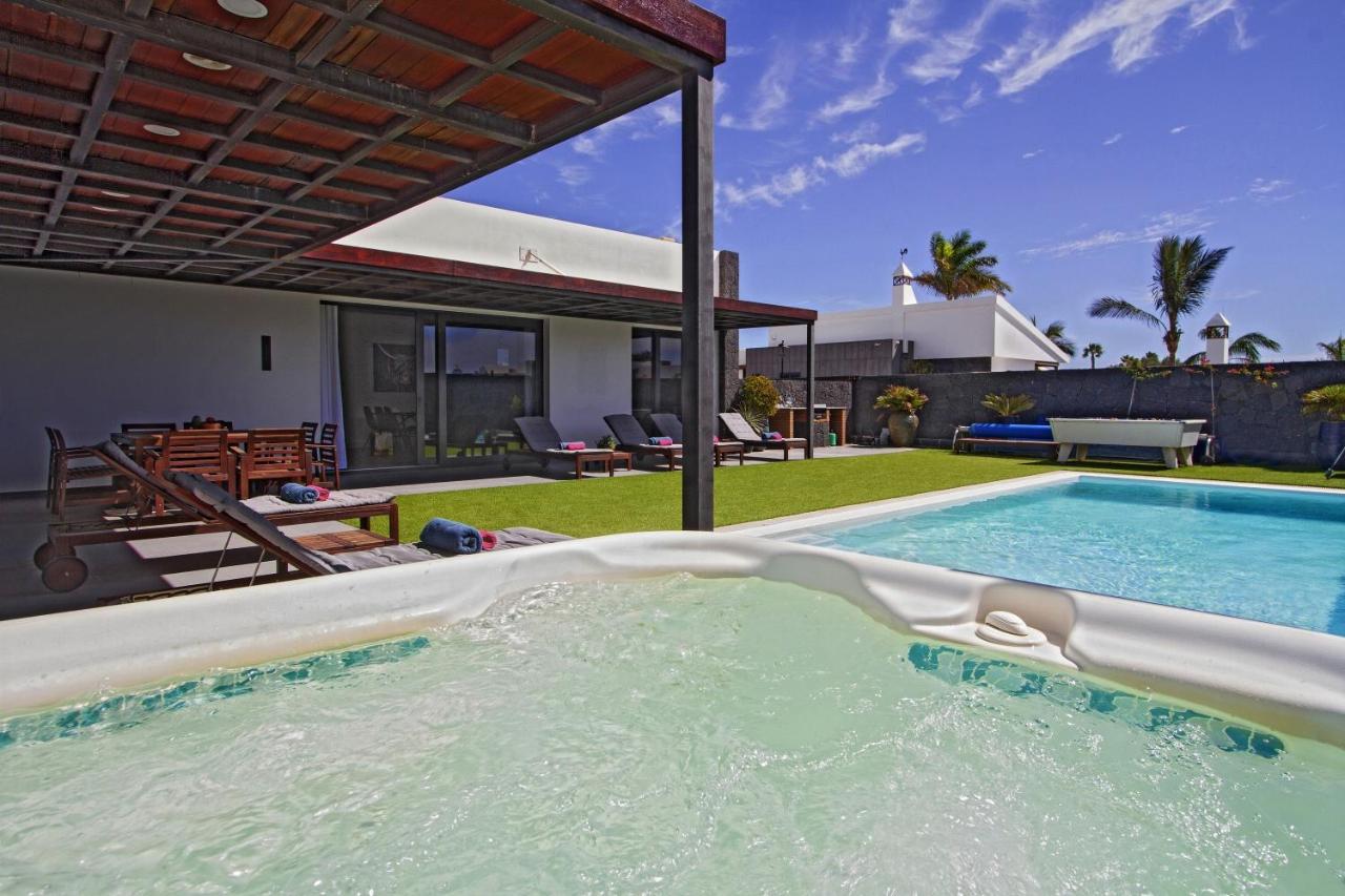 Villa Los Mojones: Luxury Retreat with Heated Pool near Old Town Tias Exterior photo
