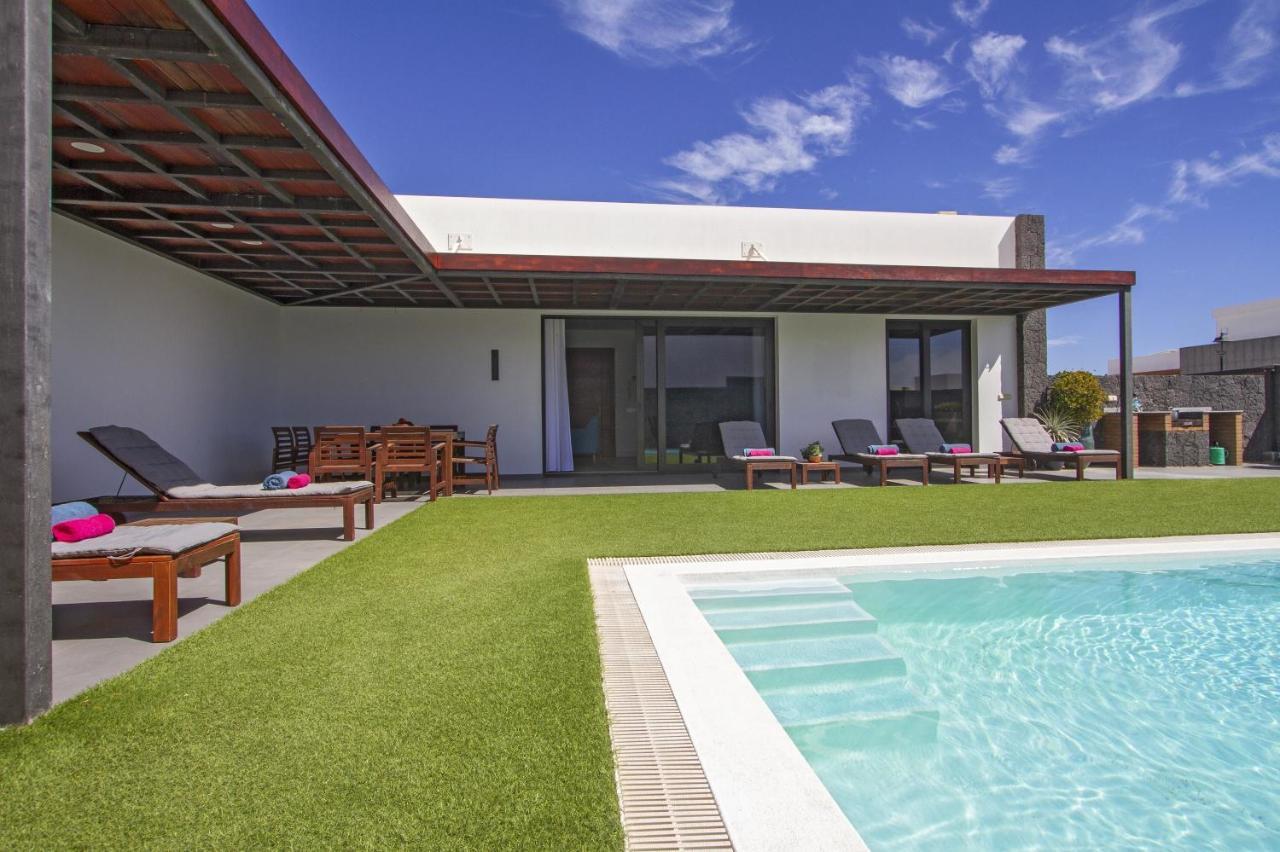 Villa Los Mojones: Luxury Retreat with Heated Pool near Old Town Tias Exterior photo