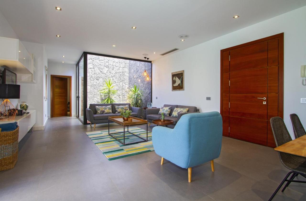 Villa Los Mojones: Luxury Retreat with Heated Pool near Old Town Tias Exterior photo