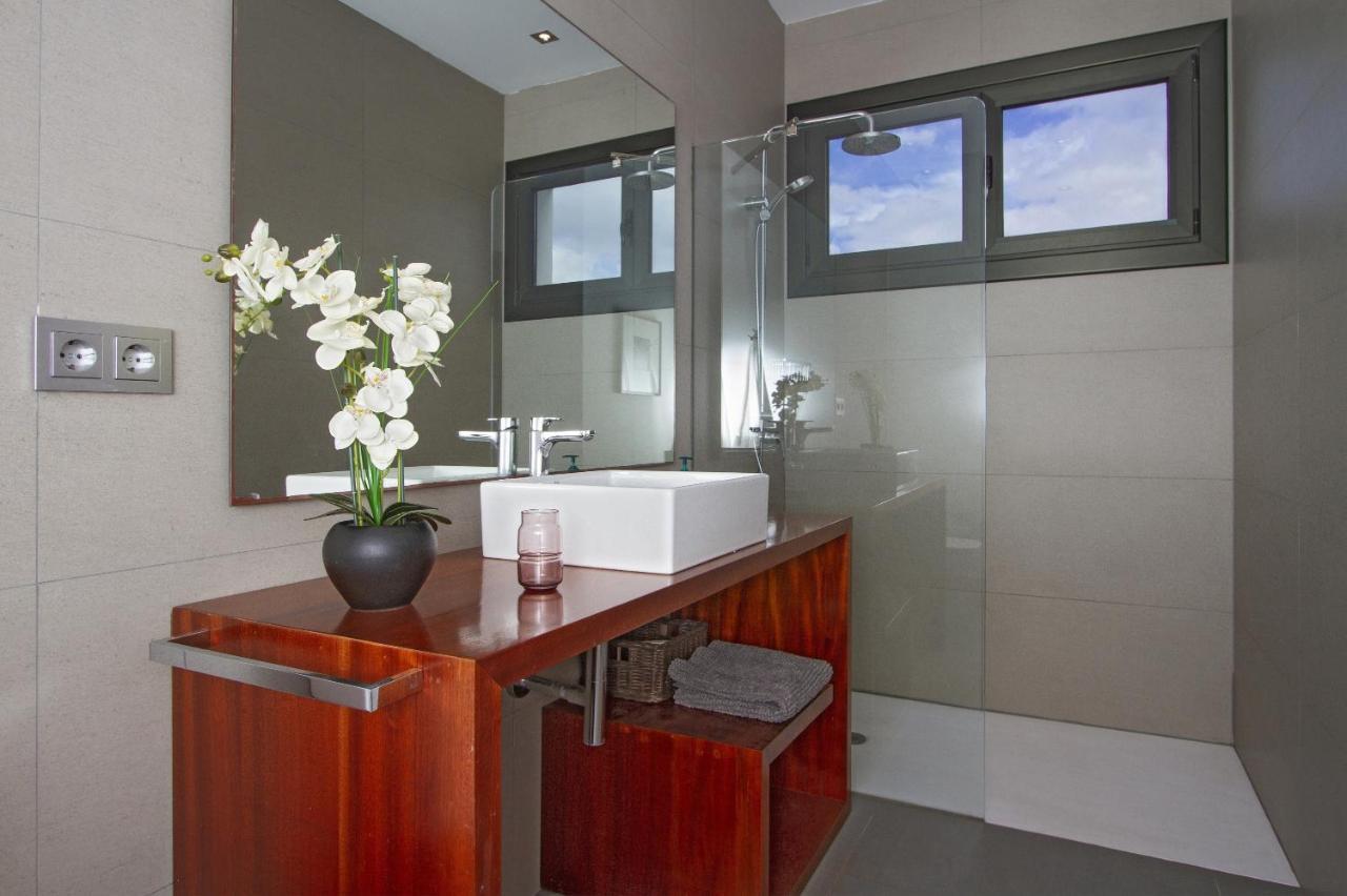 Villa Los Mojones: Luxury Retreat with Heated Pool near Old Town Tias Exterior photo