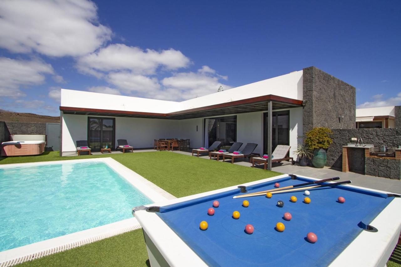 Villa Los Mojones: Luxury Retreat with Heated Pool near Old Town Tias Exterior photo